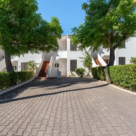 2 Bdr With Balcony & Pool By Lovelystay *