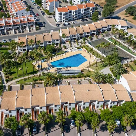 2 Bdr With Balcony & Pool By Lovelystay *